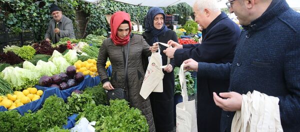 İstanbul Esnaf Odaları Birliği, bez çanta dağıttı İstanbul Esnaf Odaları Birliği, bez çanta dağıttı - Sputnik Türkiye