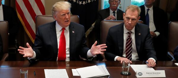 İran'a nazire yapan Yaptırımlar geliyor, 4 Kasım yazılı afişini kabinenin etrafında toplandığı masaya seren Trump, yanına da Shanahan'ı aldı. İran'a nazire yapan Yaptırımlar geliyor, 4 Kasım yazılı afişini kabinenin etrafında toplandığı masaya seren Trump, yanına da Shanahan'ı aldı. - Sputnik Türkiye