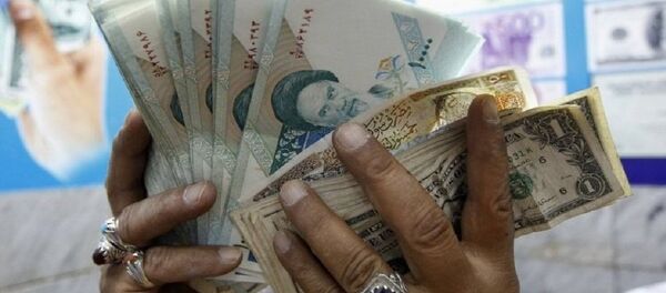 Irak'ın başkenti Bağdat'taki bir döviz bürosunda İran riyalleri - Sputnik Türkiye