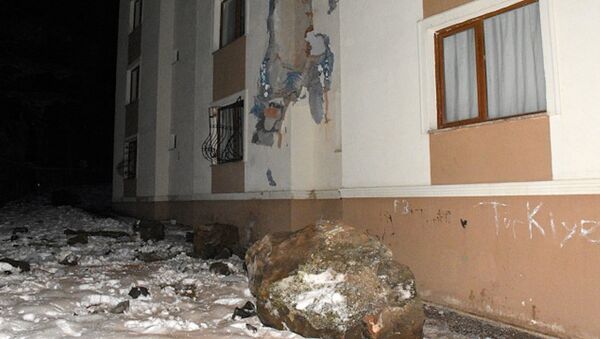 Gümüşhane'de yamaçtan kopan kayalar, apartmanın üzerine düştü - Sputnik Türkiye