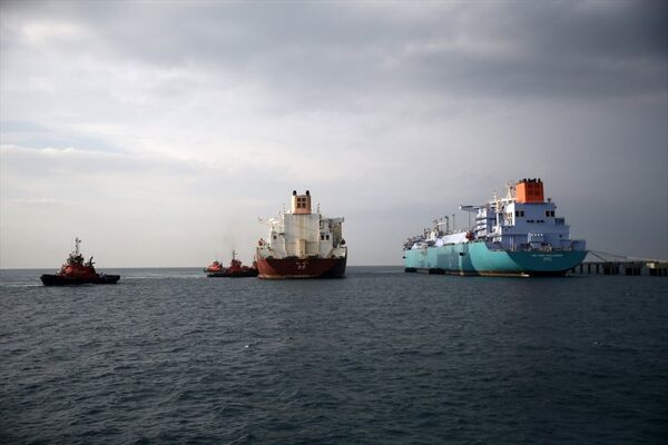 Akdeniz'in Hatay sahilinde, dünyanın en büyük sıvılaştırılmış doğal gaz transferi yapan iki dev gemi - Sputnik Türkiye