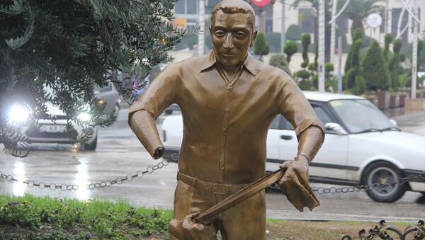 Hatay'da 'künefe çeviren adam' heykelinin elleri kırıldı - Sputnik Türkiye