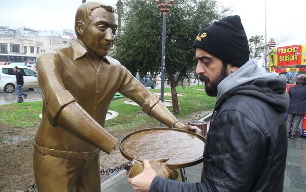 Hatay'da 'künefe çeviren adam' heykelinin elleri kırıldı - Sputnik Türkiye