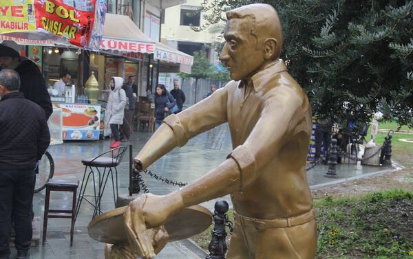 Hatay'da 'künefe çeviren adam' heykelinin elleri kırıldı - Sputnik Türkiye
