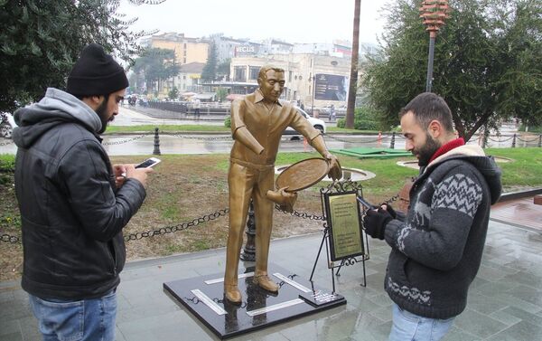 Hatay'da 'künefe çeviren adam' heykelinin elleri kırıldı - Sputnik Türkiye