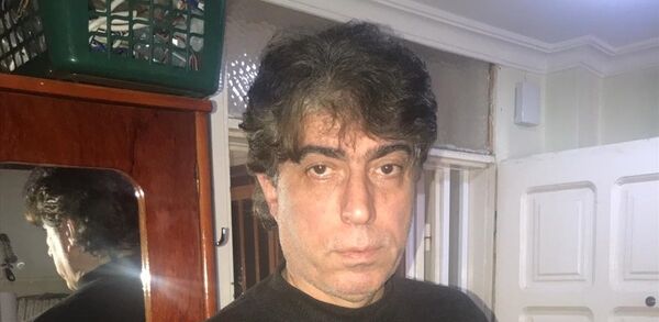 Tıp eğitimi almak için iki yıldır bulunduğu Harkov'da kız arkadaşıyla kaldığı evde ölü bulunan Yıldız'ın Samandağ ilçesi Atatürk Caddesi'ndeki babaevine acı haber ulaştı. Büyük üzüntü yaşayan aileyi yakınları ve komşuları ziyaret ederek başsağlığı dileklerini iletiyor. Baba Levent Yıldız, kızının eğitim amacıyla Ukrayna'da bulunduğunu söyledi. - Sputnik Türkiye