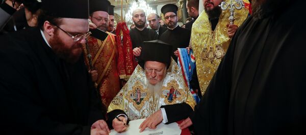 Fener Rum Patriği Bartholomeos, Ukrayna Ortodoks Kilisesi'ne bağımsızlık kazandıracak kararnameyi imzaladı - Sputnik Türkiye