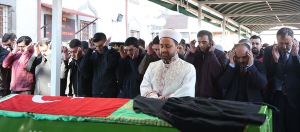 Kayseri'de sokak köpeklerinin saldırısı sonucu hayatını kaybeden lise öğrencisi Mehmet Özer, Hacılar ilçesinde düzenlenen törenin ardından toprağa verildi. - Sputnik Türkiye