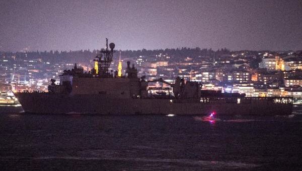  ABD Deniz Kuvvetleri'ne ait 186 metre uzunluğunda ki, USS Fort McHenry (LSD-43) adlı savaş gemisi, İstanbul Boğazı'ndan geçerek Karadeniz'e açıldı.   - Sputnik Türkiye