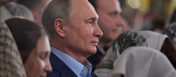 Putin, Noel ayini için vaftiz edildiği katedrale geri döndü - Sputnik Türkiye
