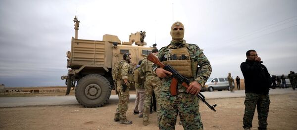 Suriye Demokratik Güçleri (DSG) ve ABD birlikleri, Türkiye sınırına yakın devriye geziyor - Sputnik Türkiye