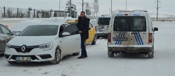 Afyonkarahisar'da lise ikinci sınıf öğrencisi, tartıştığı öğretmenini, gitar kutusu içinde okula getirdiği tabancayla bacaklarından yaraladı. - Sputnik Türkiye