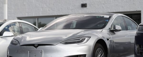 In this Sunday, July 8, 2018, photograph, 2018 Model 3 sedans sit on display outside a Tesla showroom in Littleton, Colo - Sputnik Türkiye
