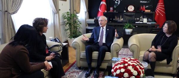 CHP Genel Başkanı Kılıçdaroğlu, TBMM'de aralarında Sputnik'in de bulunduğu bir grup gazeteciyle sohbetinde, TBMM Başkanı Yıldırım'ın istifa etmeden belediye başkan adayı olmasına ilişkin tartışmaları değerlendirdi. Kılıçdaroğlu, Binali Bey'in istifa etmesine gerek yok zaten gelecek tekrar buraya. Yani biz kazanacağız dedi. - Sputnik Türkiye