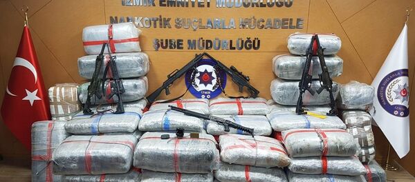 Jandarma ilçe komutanına uyuşturucudan gözaltı: 1 ton uyuşturucu ele geçirildi - Sputnik Türkiye