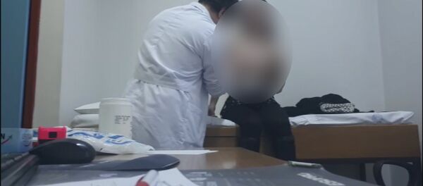 Kadın hastalarının muayene görüntülerini paylaşan doktor serbest bırakıldı - İzmir - Sputnik Türkiye