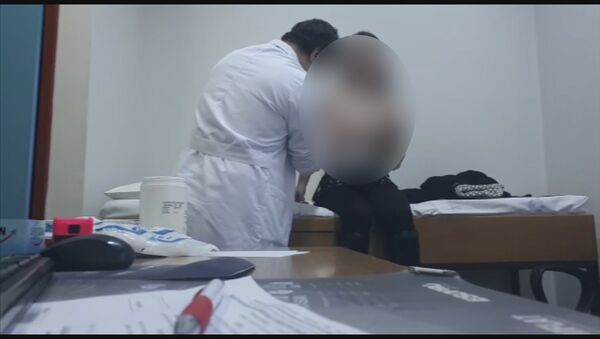 Kadın hastalarının muayene görüntülerini paylaşan doktor serbest bırakıldı - İzmir - Sputnik Türkiye