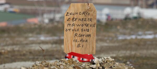 Nijeryalı futbolcunun mezarına 'Ruhuna Fatiha' yazılı tahta dikmişler - Sputnik Türkiye