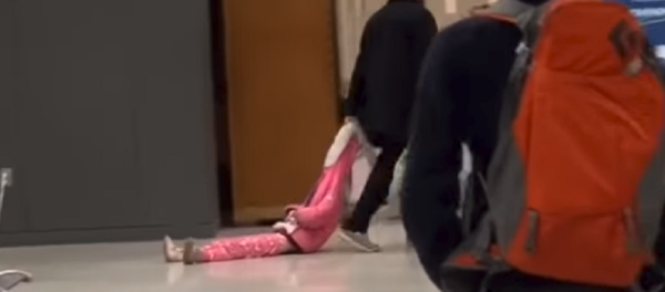 Yılın babasına bir aday daha: Kızını ceketinden sürükleyerek taşıdı - Sputnik Türkiye