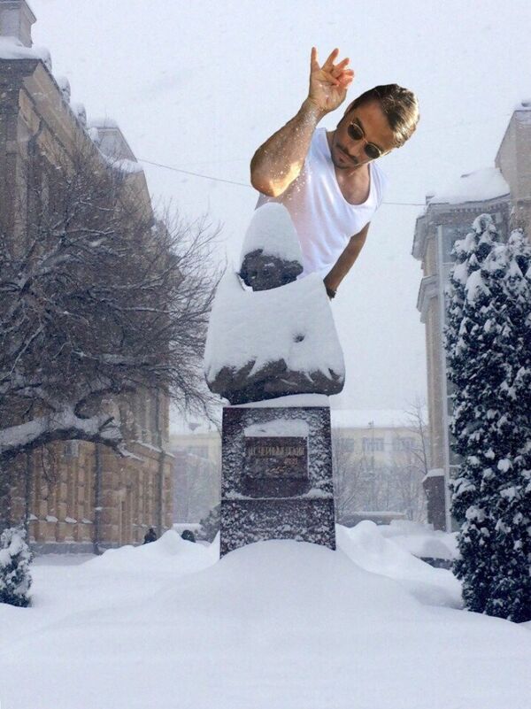 Bir kullanıcı esprili bir dille kentteki yoğun kar yağışının suçlusunun tuz serpme fotoğrafıyla ünlü kasap Nusret olduğunu belirtti. - Sputnik Türkiye