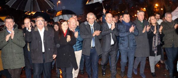 CHP Grup Başkanvekili Engin Özkoç, Genel Başkan Yardımcıları Veli Ağbaba ve Yıldırım Kaya'nın da aralarında bulunduğu 25 milletvekili, Tank Palet Fabrikası'nın özelleştirilmesi kararına tepki göstermek amacıyla Harb-İş Sendikası Sakarya Şubesi'ni ziyaret etti. - Sputnik Türkiye