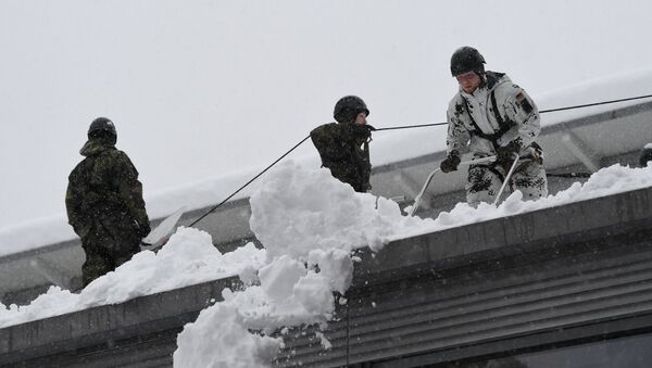 Soldiers of the German armed forces Bundeswehr remove snow from the roof of a high school building in Berchtesgaden, Germany, January 10, 2019 - Sputnik Türkiye