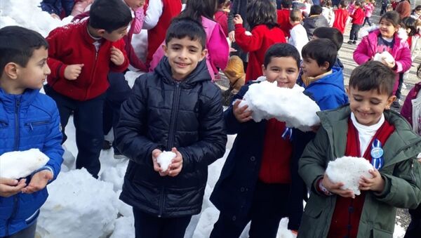 Adıyaman Belediyesi ekipleri, öğrencilerin isteği üzerine okul bahçesine bir kamyonet kar getirerek eğlenmelerine fırsat tanıdı. - Sputnik Türkiye