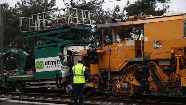 Florya'da Halkalı-Gebze banliyö tren hattında kaza: 2 kişi yaralı - Sputnik Türkiye
