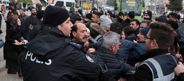 Cezaevine yürümek isteyen HDP’lilere müdahale - Sputnik Türkiye