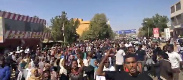 Sudan'daki 'ekmek protestoları'na katılan göstericiler Sudan'daki 'ekmek protestoları'na katılan göstericiler - Sputnik Türkiye