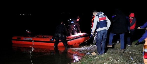 İzmir'in Torbalı ilçesindeki bir gölette, ördek avlamak isterken kayıkları batan 4 kişiden 2'si hayatını kaybetti, 1 kişi yaralı olarak kurtarıldı, 1 kişi ise kayboldu. - Sputnik Türkiye