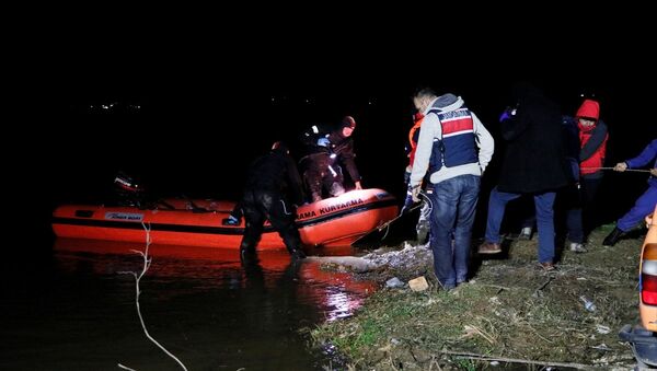 İzmir'in Torbalı ilçesindeki bir gölette, ördek avlamak isterken kayıkları batan 4 kişiden 2'si hayatını kaybetti, 1 kişi yaralı olarak kurtarıldı, 1 kişi ise kayboldu. - Sputnik Türkiye