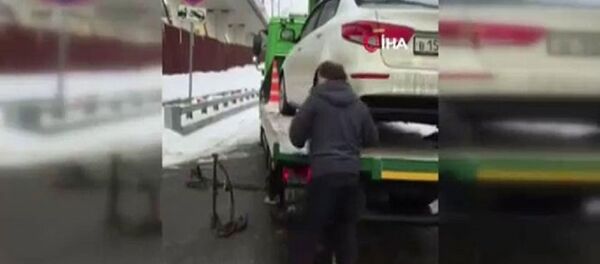 Rus sürücü aracını çekicinin üstünden kaçırdı - Sputnik Türkiye