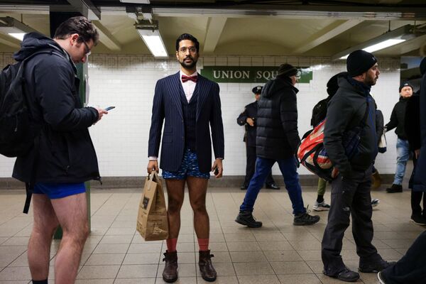 Участники флешмоба В метро без штанов в вагоне поезда метро Нью-Йорка - Sputnik Türkiye