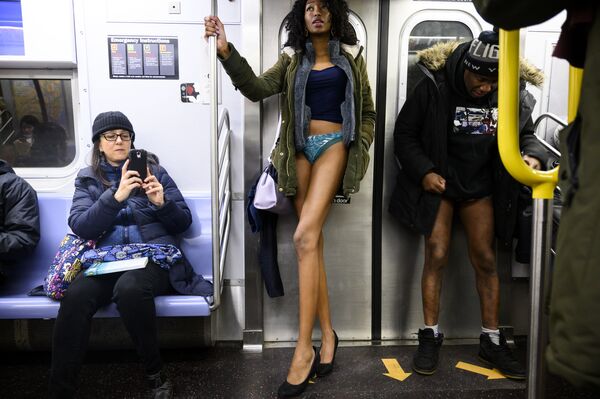 Участники флешмоба В метро без штанов в вагоне поезда метро Нью-Йорка - Sputnik Türkiye