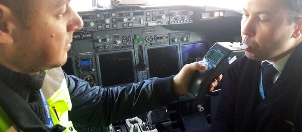 Uçaklarda alkol tarama testleri - Atatürk Havalimanı - Sputnik Türkiye