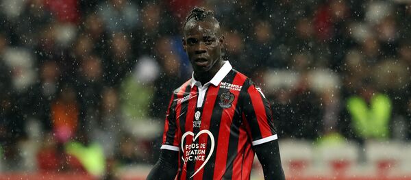 Fransa'nın Nice takımında forma giyen İtalyan forvet oyuncusu Mario Balotelli - Sputnik Türkiye