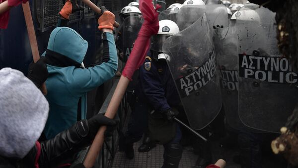 Yunanistan'da atama kriterlerinin değişmesini protesto eden öğretmenler ile polis arasında arbede çıktı - Sputnik Türkiye