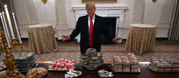 Trump, hükümetin kapanması nedeniyle konuklarına hamburger ısmarladı - Sputnik Türkiye