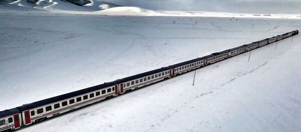 Karla bütünleşen Doğu Ekspresi havadan görüntülendi - Sputnik Türkiye