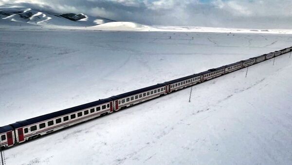 Karla bütünleşen Doğu Ekspresi havadan görüntülendi - Sputnik Türkiye
