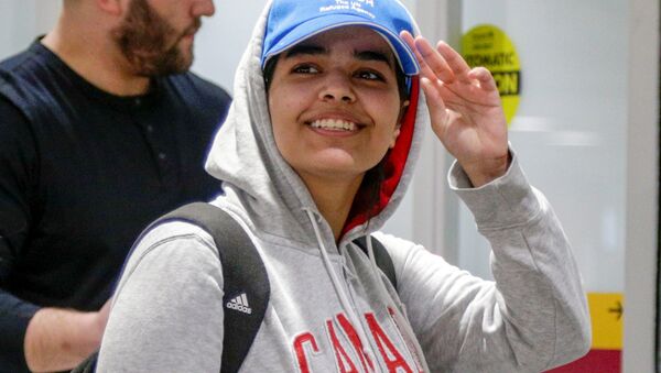 18 yaşındaki Suudi vatandaşı Rahaf Muhammed el Kunun, Kanada'ya iltica etmesinin ardından Toronto Havalimanı'na inmişken - Sputnik Türkiye