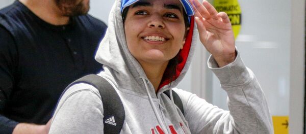18 yaşındaki Suudi vatandaşı Rahaf Muhammed el Kunun, Kanada'ya iltica etmesinin ardından Toronto Havalimanı'na inmişken - Sputnik Türkiye