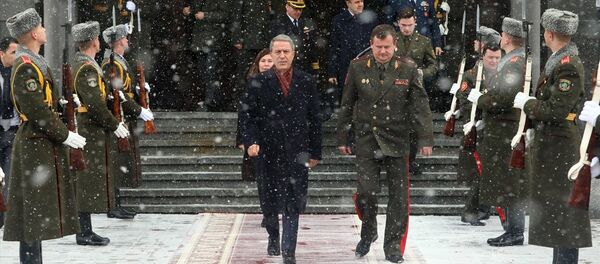 Milli Savunma Bakanı Hulusi Akar ve Belaruslu mevkidaşı Andrey Ravkov’un iki ülke bakanlıkları arasındaki işbirliğinin mevcut halini ve geleceğini görüştüğü belirtildi. - Sputnik Türkiye