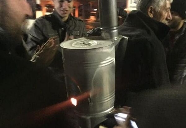 Sırtına odun sobasıyla çevredekileri ısıtmaya çalıştı - Sputnik Türkiye