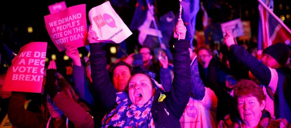 Brexit karşıtları Londra'da oylama sonuçlarını kutluyor. - Sputnik Türkiye