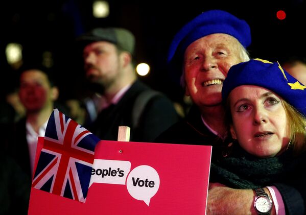 Brexit karşıtları Londra'da oylama sonuçlarını kutluyor. - Sputnik Türkiye