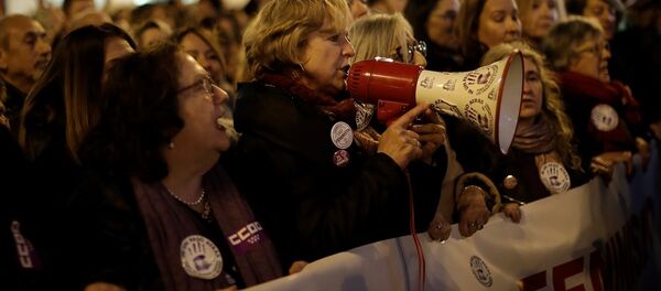 İspanya'da kadınlar aşırı sağcı Vox'a karşı meydanlara döküldü - Sputnik Türkiye