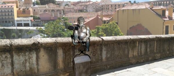 İspanya -  selfie çeken şeytan heykeli - Sputnik Türkiye