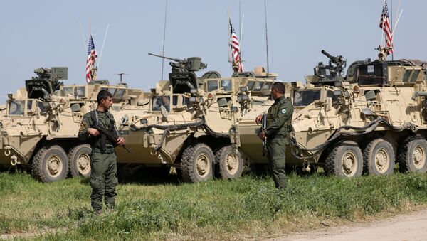 Kurdish fighters from YPG stand near U.S military vehicles in the town of Darbasiya - Sputnik Türkiye